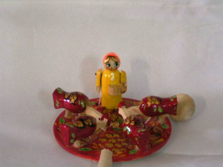"Девочка кормит курочек" (РНИ) Богородская игрушка Р-45/911