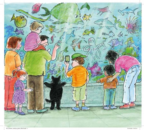 Кот Крамер учится плавать