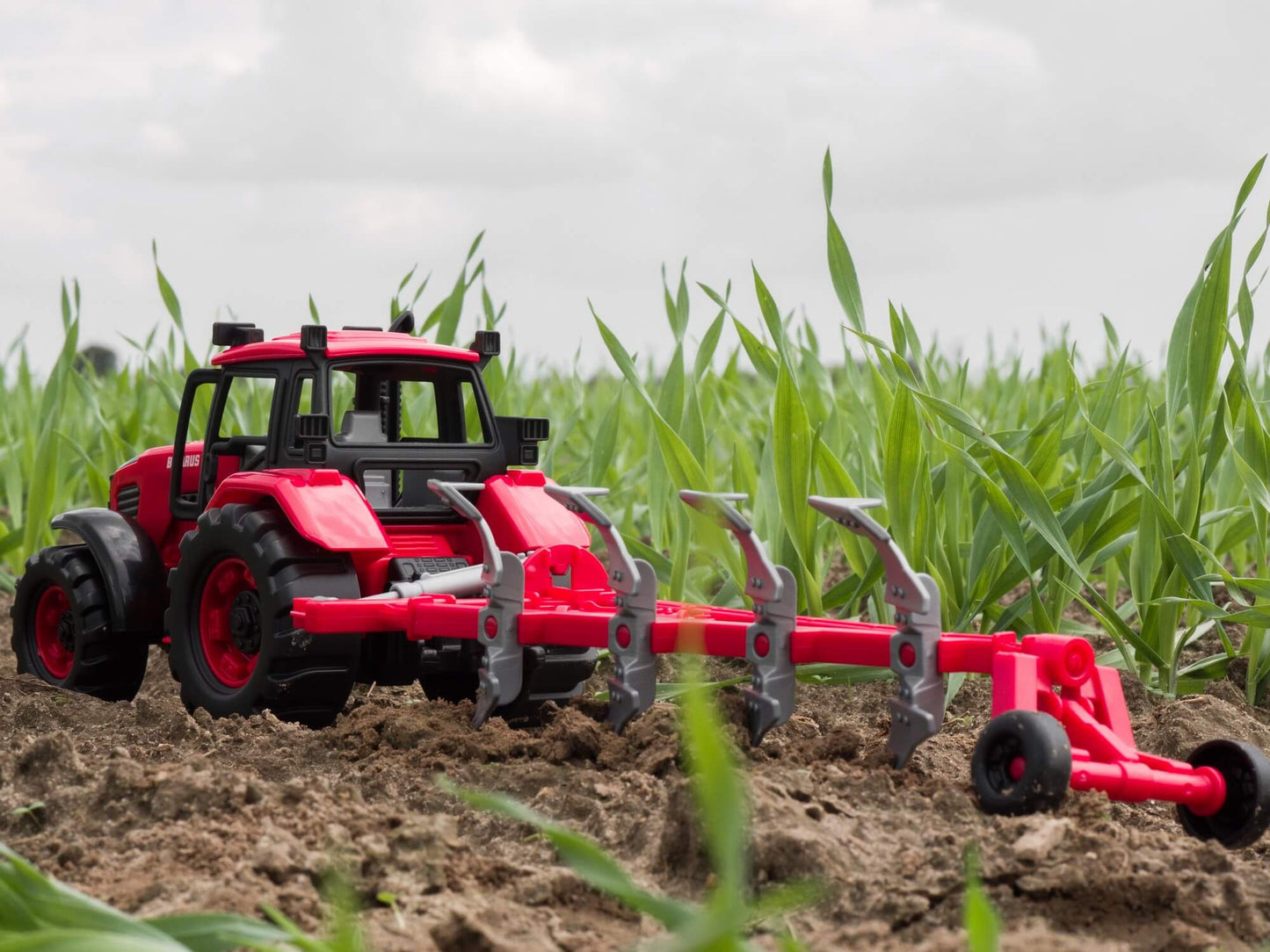 Полесье. Трактор "Belarus" с плугом арт.91338