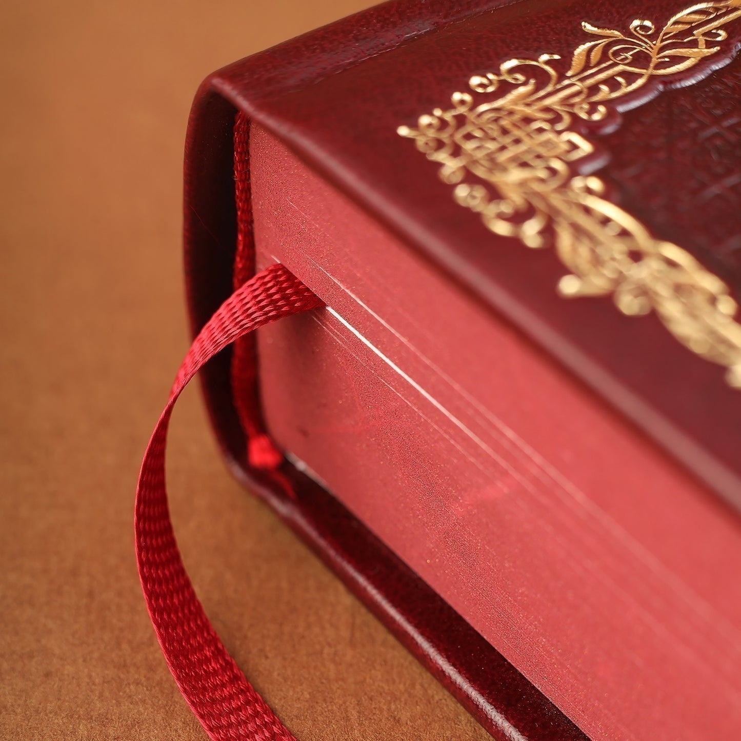 Новый Завет. (золот.тиснен., темно-коричневый).