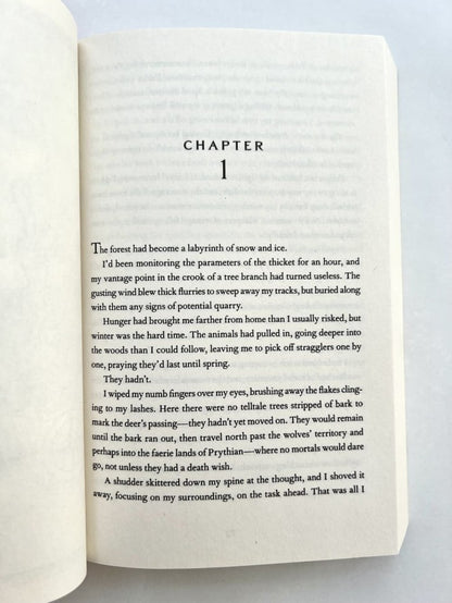 A Court of Thorns and Roses Sarah J. Maas Королевство шипов и роз Сара Дж Маас / Книги на английском языке